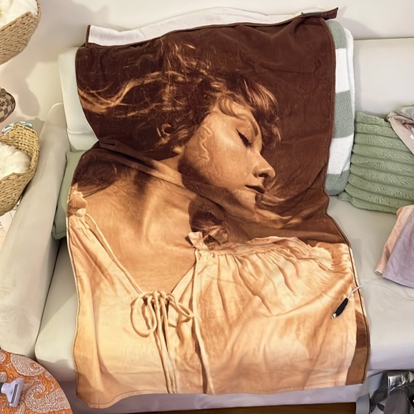 Taylor Swift towel NEW WITHOUT TAGS fearless - Picture 2 of 2